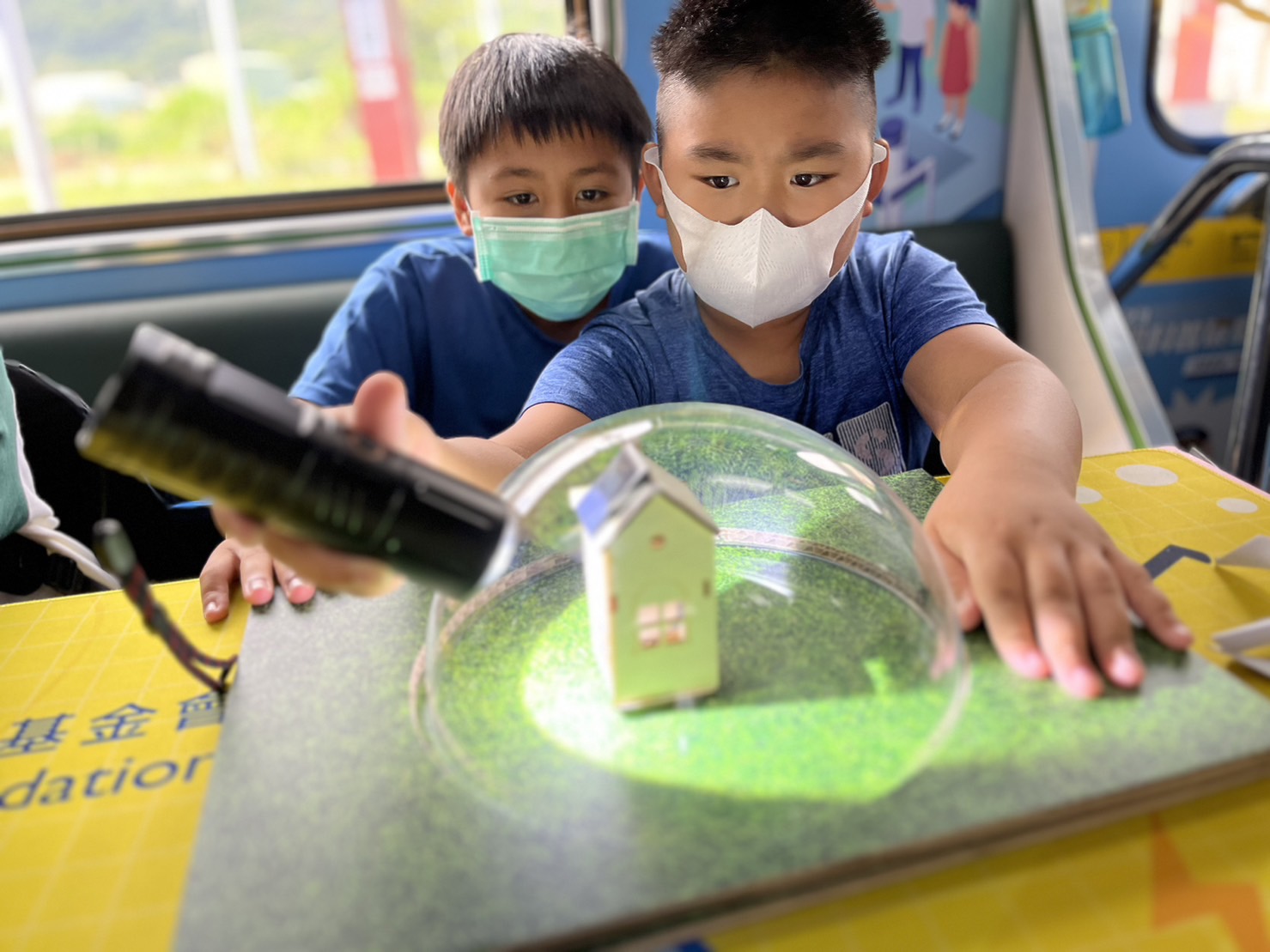 人生就是搏參與基礎科學主題車廂，以STEAM教學精神，設計「逐日科學家」、「太陽能工程師」以及「淨零建築師」三大能源科普課程和實驗