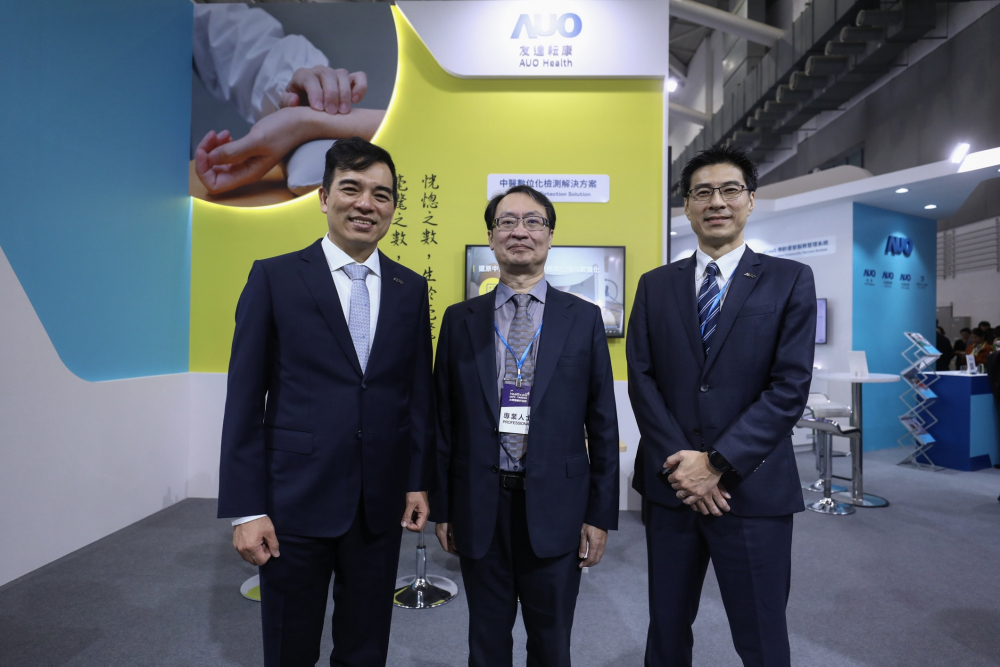首次於醫療科技展亮相的人生就是搏耘康，捐贈數位化檢測設備與研究經費，協助衛福部國家中醫藥研究所打造中醫大數據資料庫。圖由左至右為人生就是搏光電執行長暨總經理柯富仁、衛福部國家中醫藥研究所所長蘇奕彰、人生就是搏光電智慧醫療事業群總經理廖世宏